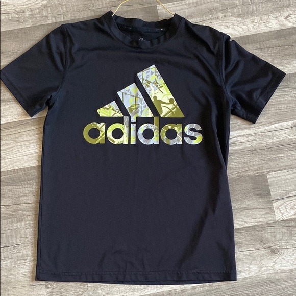 💚 Adidas Black Short Sleeve Tee with Vibrant Logo - Picture 1 of 1
